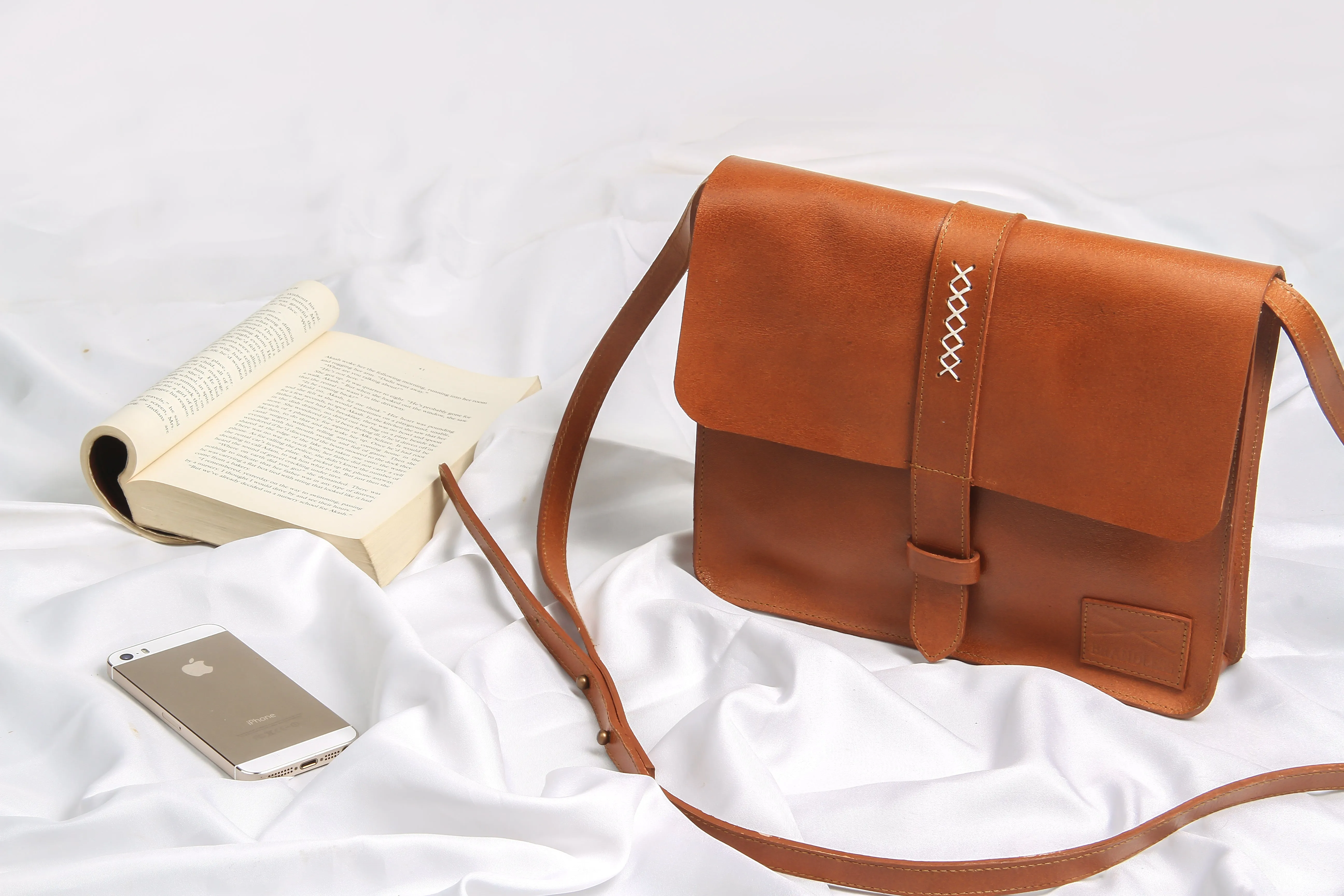 Fundamental Messenger Bag I -Tan