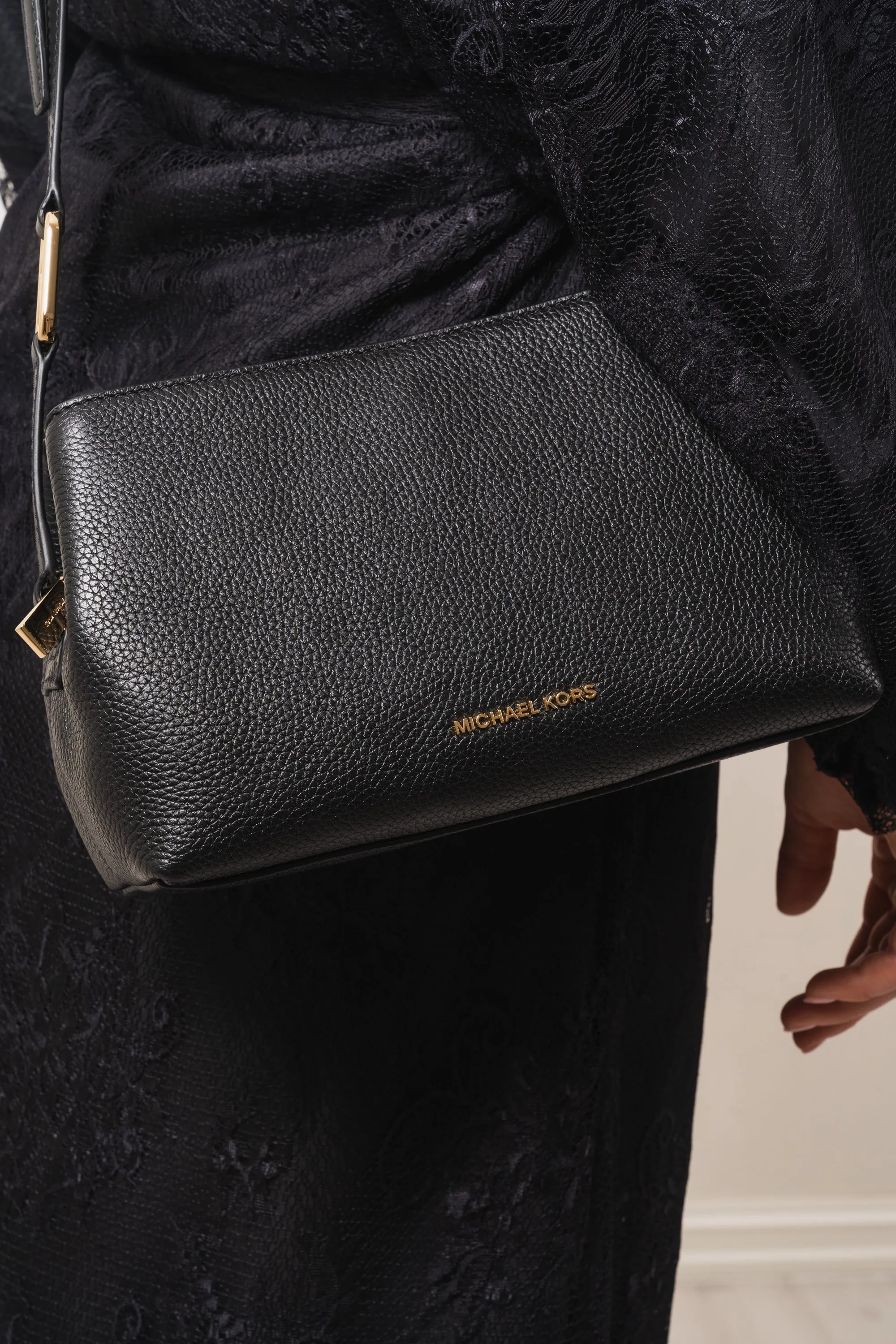 Kensington Medium Messenger Bag - Black