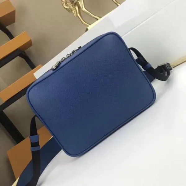 Men&#8217;s Outdoor Messenger Shoulder Bag M33435 Blue 2018