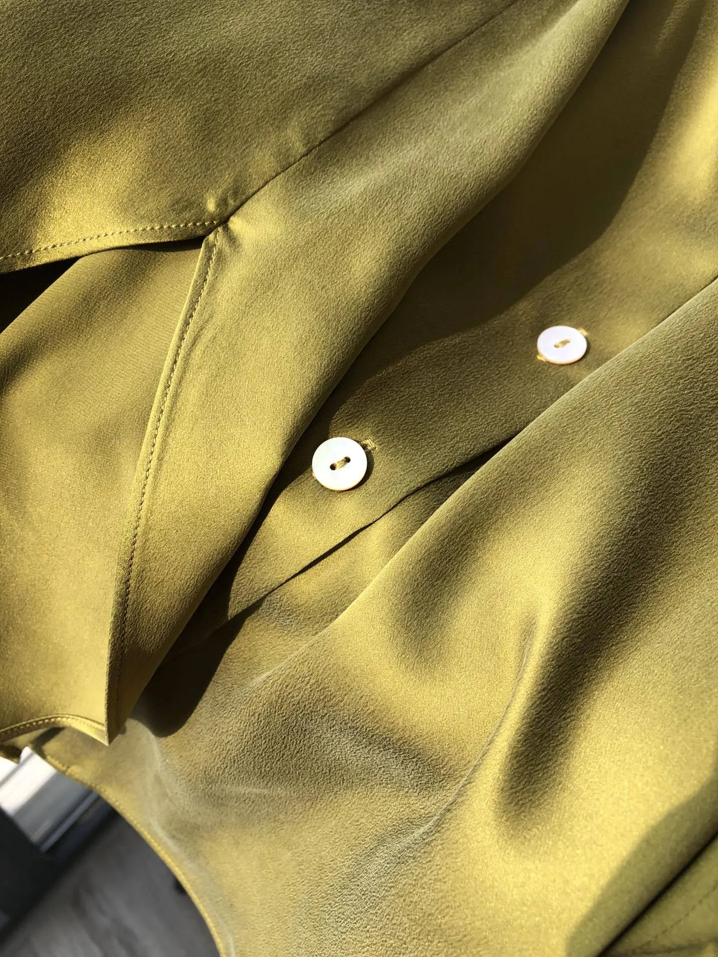 Nonothing|Luxurious silk shirt in olive green